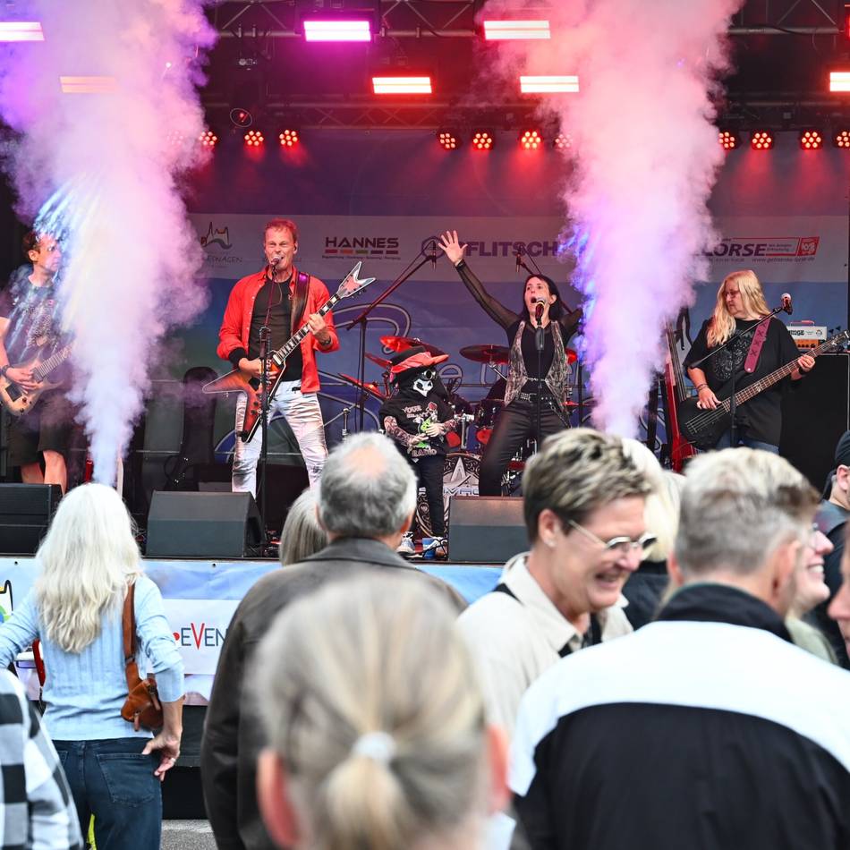 „Live unterm Schloss“ in Hückeswagen: Heiße Rockmusik bei kühler Witterung