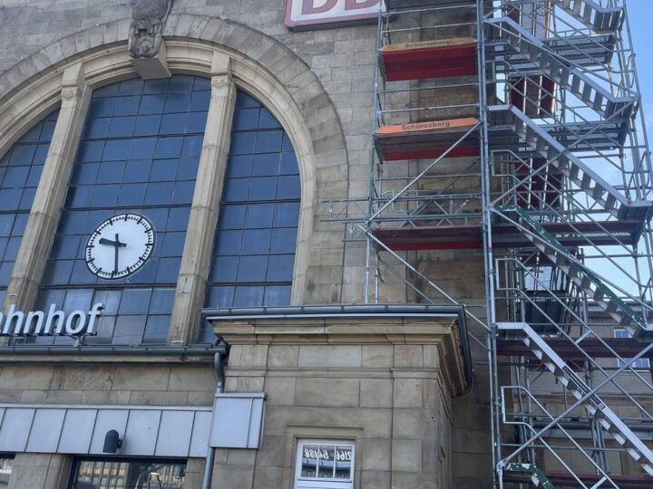 Bauarbeiten in Mönchengladbach : Das steckt hinter dem neuen Baugerüst an der Bahnhofsfassade