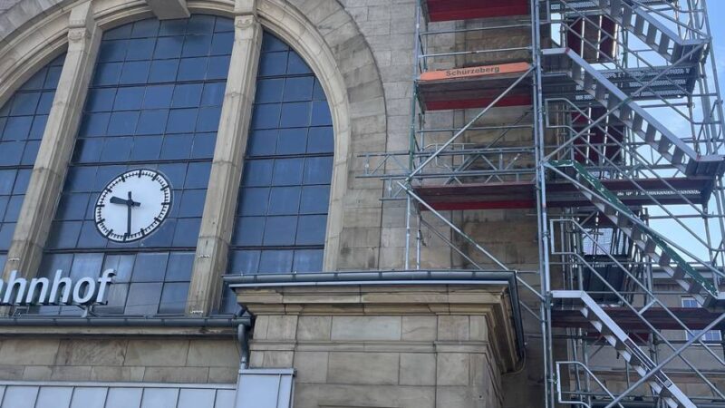 Bauarbeiten in Mönchengladbach : Das steckt hinter dem neuen Baugerüst an der Bahnhofsfassade