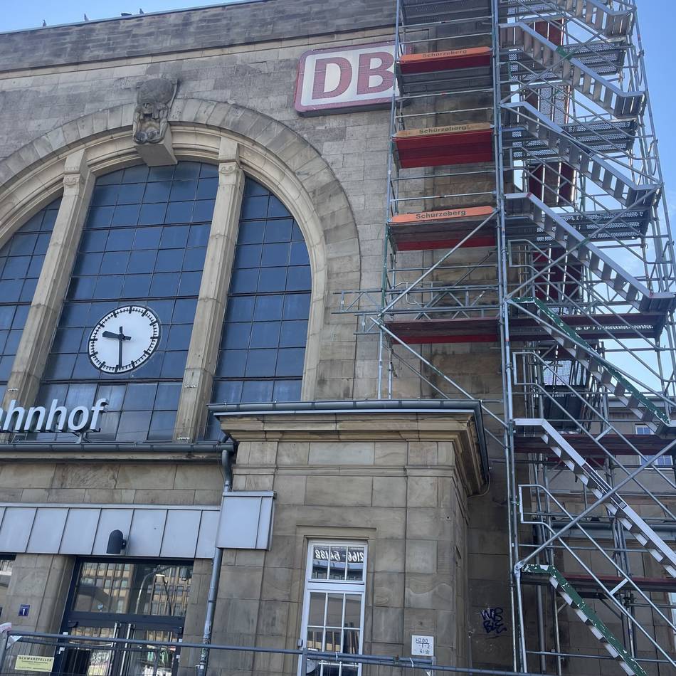 Bauarbeiten in Mönchengladbach : Das steckt hinter dem neuen Baugerüst an der Bahnhofsfassade