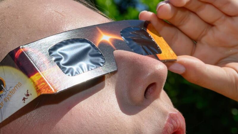 Sonnenfinsternis in Ratingen: Optiker erlebt Ansturm auf Sonnenfinsternisbrillen