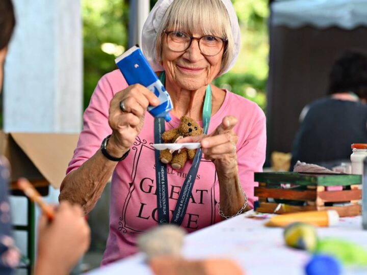 Hückeswagener Kinderdorf: „Ausgeschlafene“ Bürgermeisterin löst ihr Wahlversprechen ein