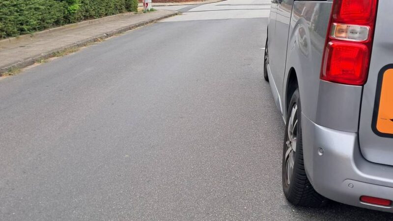 Schulverkehr in Jüchen: Jüchen prüft mehr Einbahnstraßen gegen Elterntaxis