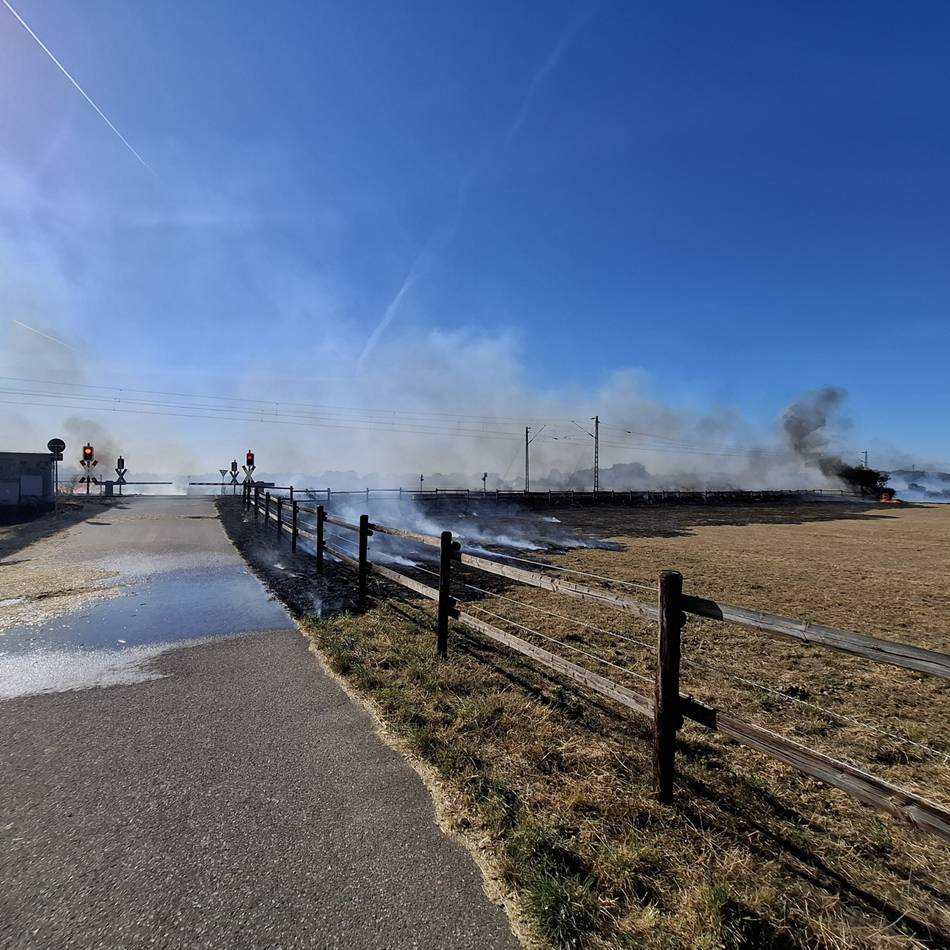 Großbrand zwischen Meerbusch und Krefeld: „Das ging so schnell“ – Feuer bedrohte Pferdehof