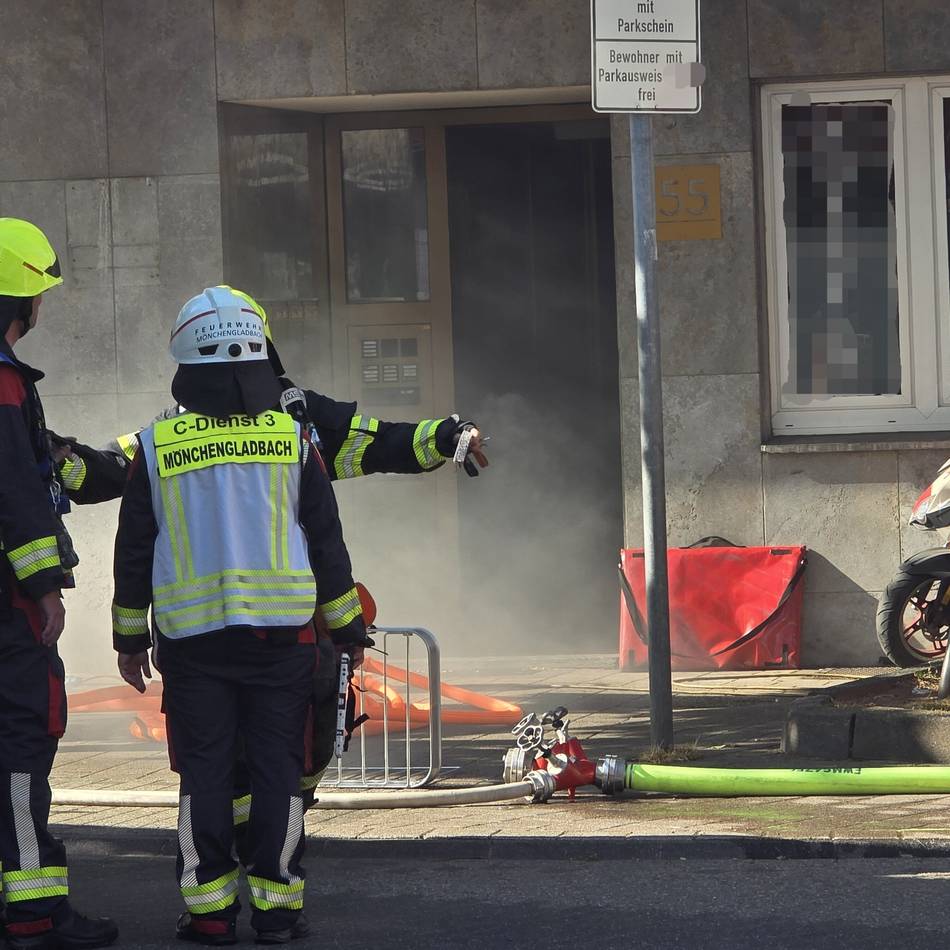 Einsatz in Mönchengladbach: Unrat brennt in Treppenraum in Rheydt