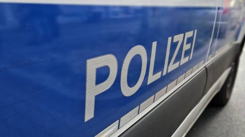 Trickbetrug in Neuss: Drei Unbekannte täuschen Seniorin mit Polizei-Trick auf offener Straße