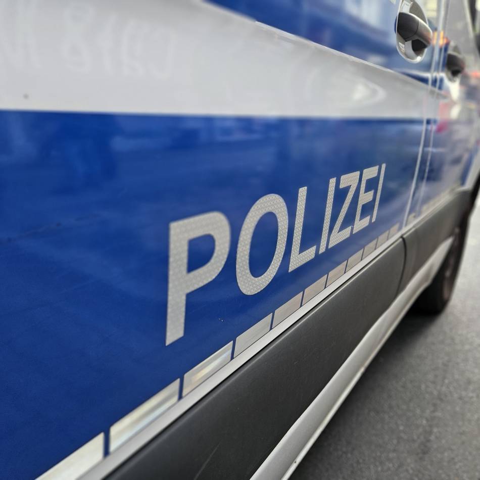 Trickbetrug in Neuss: Drei Unbekannte täuschen Seniorin mit Polizei-Trick auf offener Straße