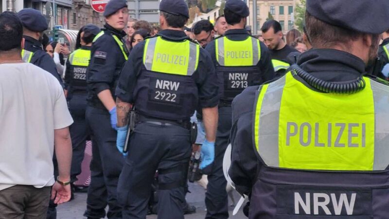 200 Beamte im Einsatz: Messer, Drogen, Reizgas – Großrazzia der Polizei in der Düsseldorfer Altstadt