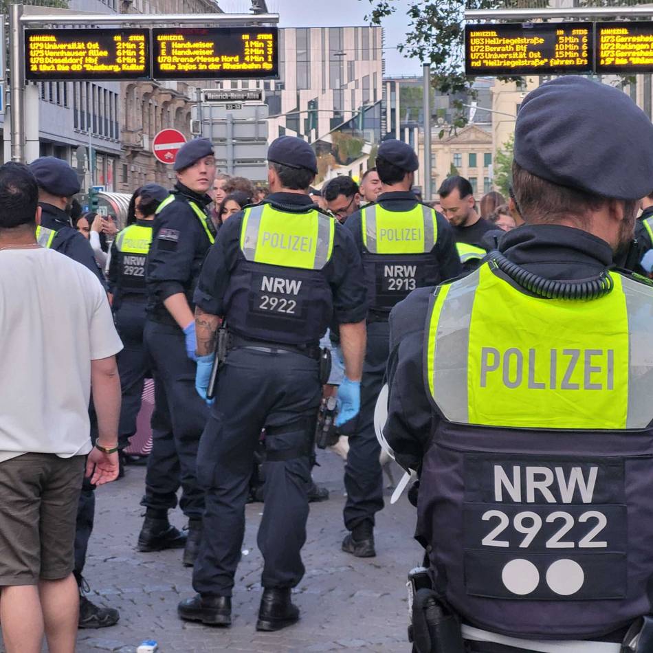 200 Beamte im Einsatz: Messer, Drogen, Reizgas – Großrazzia der Polizei in der Düsseldorfer Altstadt