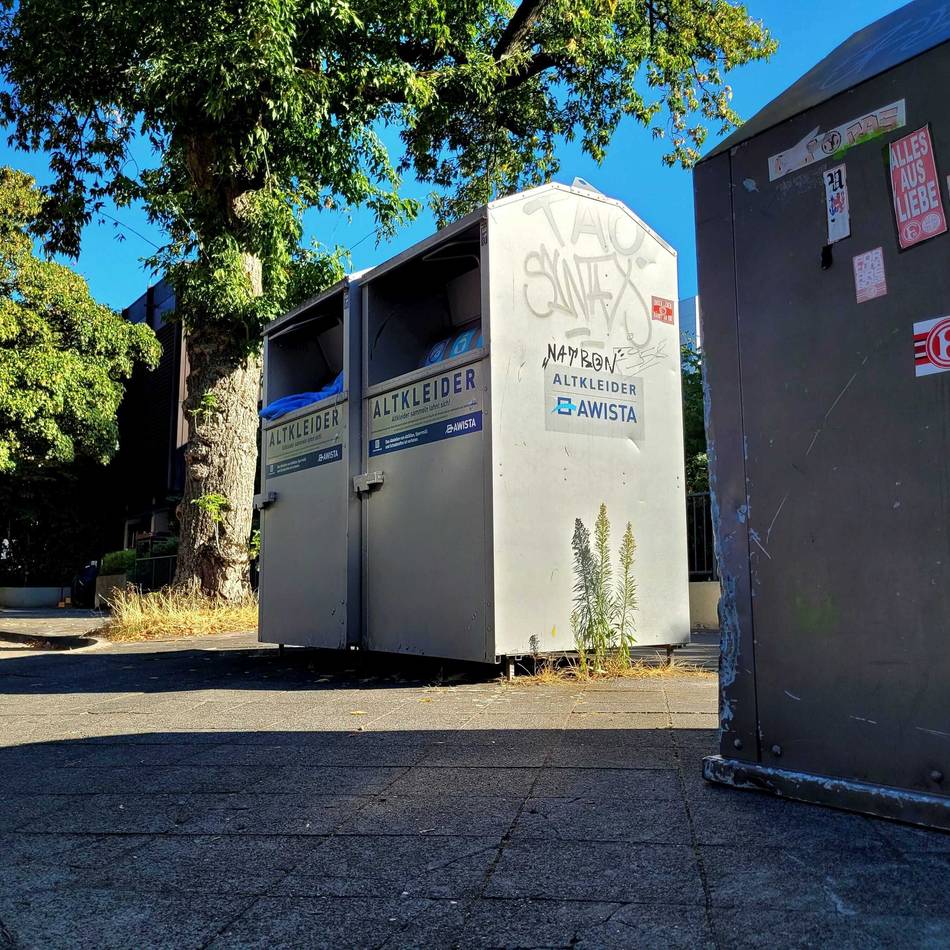 Müll in Düsseldorf: Einbrüche mit roher Gewalt – Totalschäden an neuen Altkleidercontainern