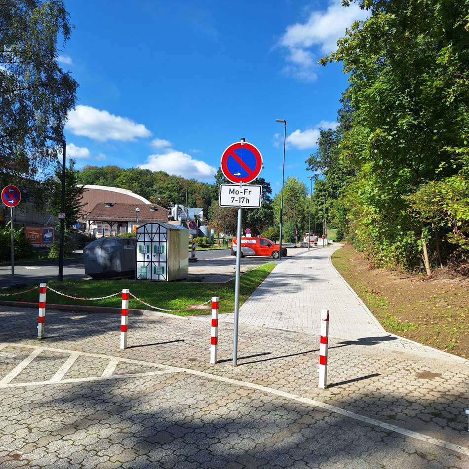 Vor dem Bau des neuen Hückeswagener Hallenbads: Brunsbachtal – ein Gehweg fertig, der andere wird gesperrt