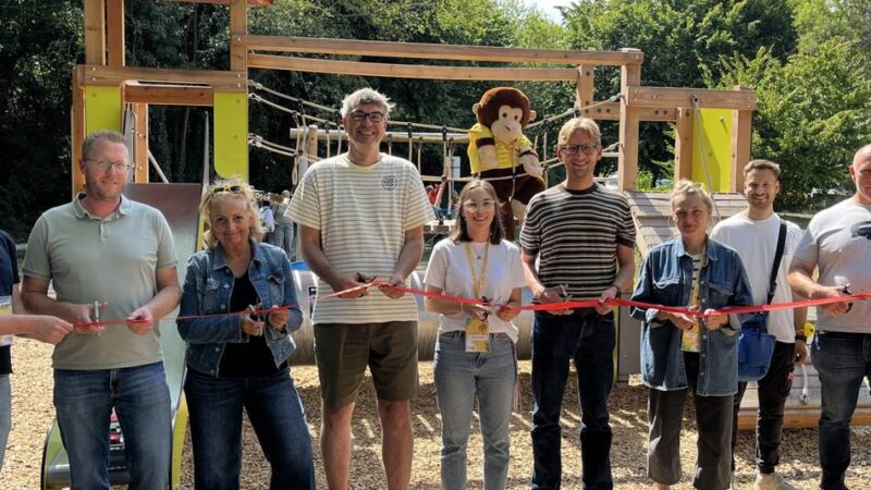 Neue Kletterkombination und Spielhäuschen: Spielplatz in Frimmersdorf am Bedburger Hüll eröffnet