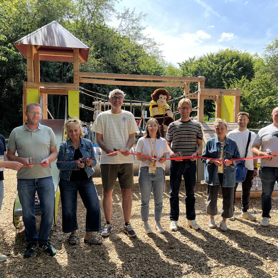 Neue Kletterkombination und Spielhäuschen: Spielplatz in Frimmersdorf am Bedburger Hüll eröffnet
