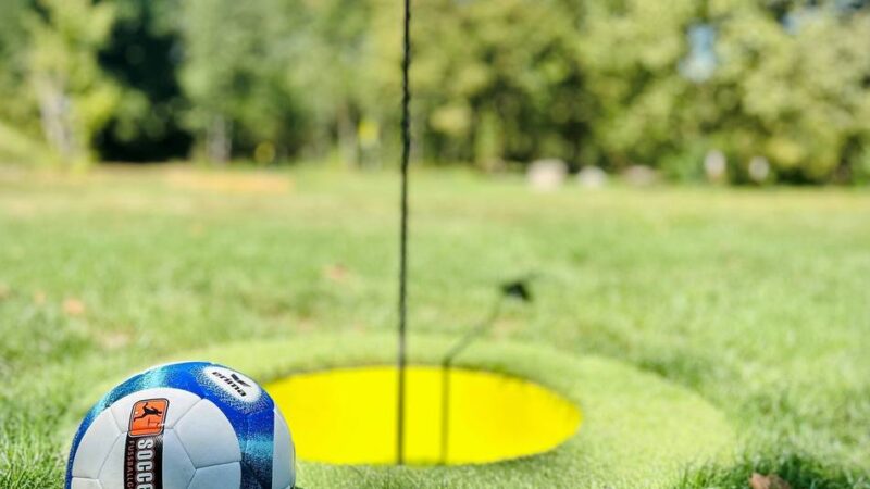 Neuer Trendsport: Am Toeppersee in Duisburg wird jetzt mit Fußbällen gegolft