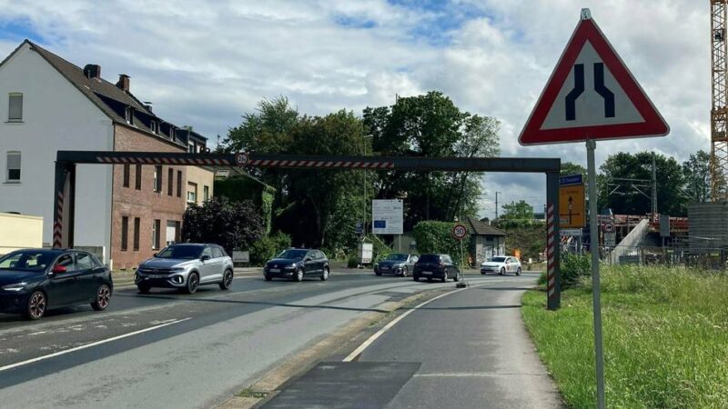 Sperrung aufgehoben: Nach kurzer Sperrung läuft es auf der B8 jetzt wieder