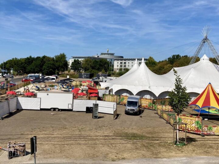 Kritik von CDU-Ratsherr an Verwaltung : Varieté-Zelt auf Freibad-Ausweichparkplatz – „Badegäste fahren frustriert nach Hause“