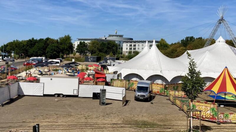 Kritik von CDU-Ratsherr an Verwaltung : Varieté-Zelt auf Freibad-Ausweichparkplatz – „Badegäste fahren frustriert nach Hause“