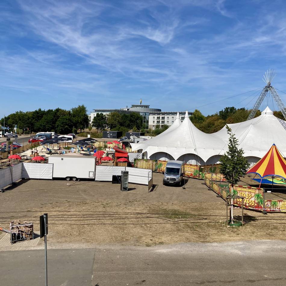 Kritik von CDU-Ratsherr an Verwaltung : Varieté-Zelt auf Freibad-Ausweichparkplatz – „Badegäste fahren frustriert nach Hause“