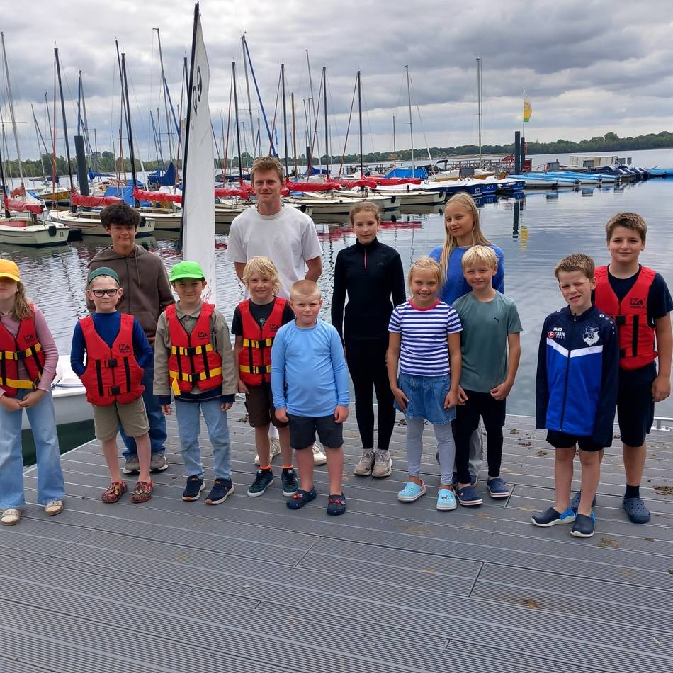 Programm in den Sommerferien: Kinder meistern Segelmanöver auf der Xantener Nordsee
