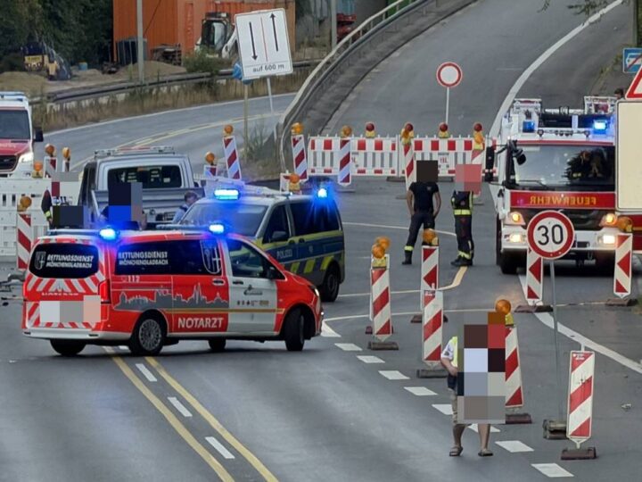 Unfall in Mönchengladbach: Motorradfahrer kollidiert mit Lkw – Lebensgefahr