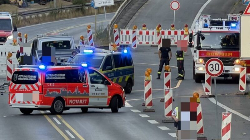 Unfall in Mönchengladbach: Motorradfahrer kollidiert mit Lkw – Lebensgefahr