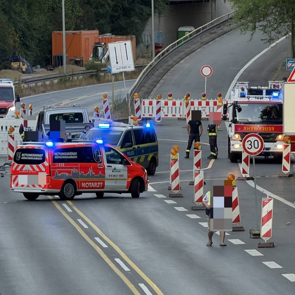 Unfall in Mönchengladbach: Motorradfahrer kollidiert mit Lkw – Lebensgefahr