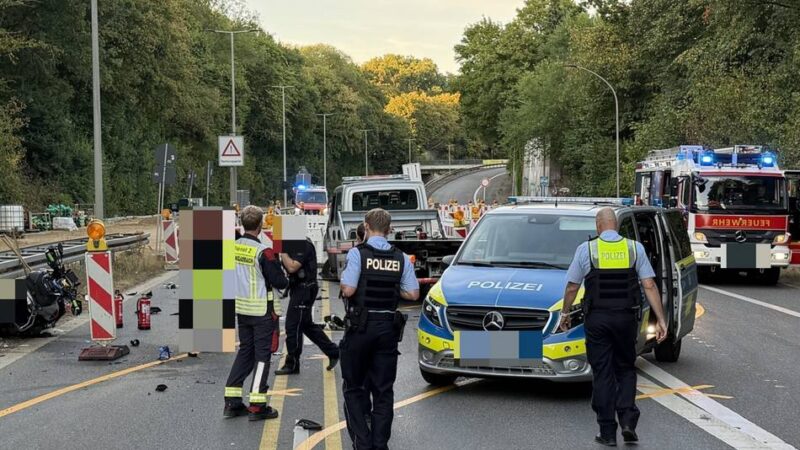 Unfall mit Lkw in Mönchengladbach: Motorradfahrer (63) im Krankenhaus gestorben