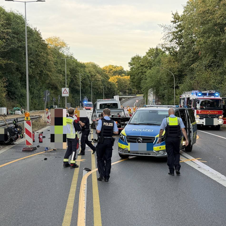 Unfall mit Lkw in Mönchengladbach: Motorradfahrer (63) im Krankenhaus gestorben