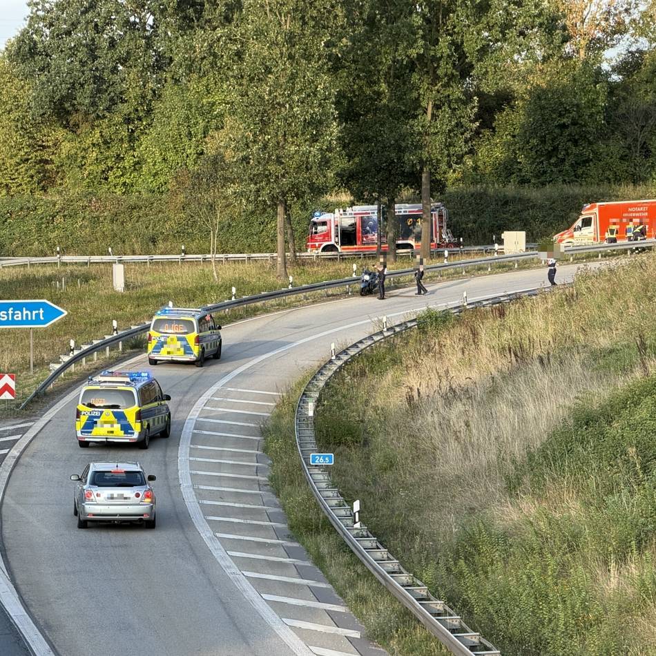Ausfahrt Mönchengladbach-Nord: Motorradfahrer wird bei Unfall auf A52 verletzt – und flieht vor der Polizei