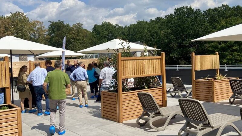 Dachterrasse als Ruheoase: Photovoltaik und Wärmepumpen – Duisburgs Südbad setzt auf Ökostrom