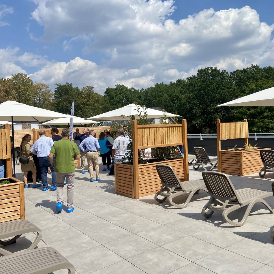 Dachterrasse als Ruheoase: Photovoltaik und Wärmepumpen – Duisburgs Südbad setzt auf Ökostrom