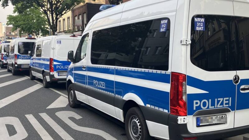 Mehrere Razzien in Mönchengladbach: „Aufmachen, Polizei!“ – beim Großeinsatz hautnah dabei