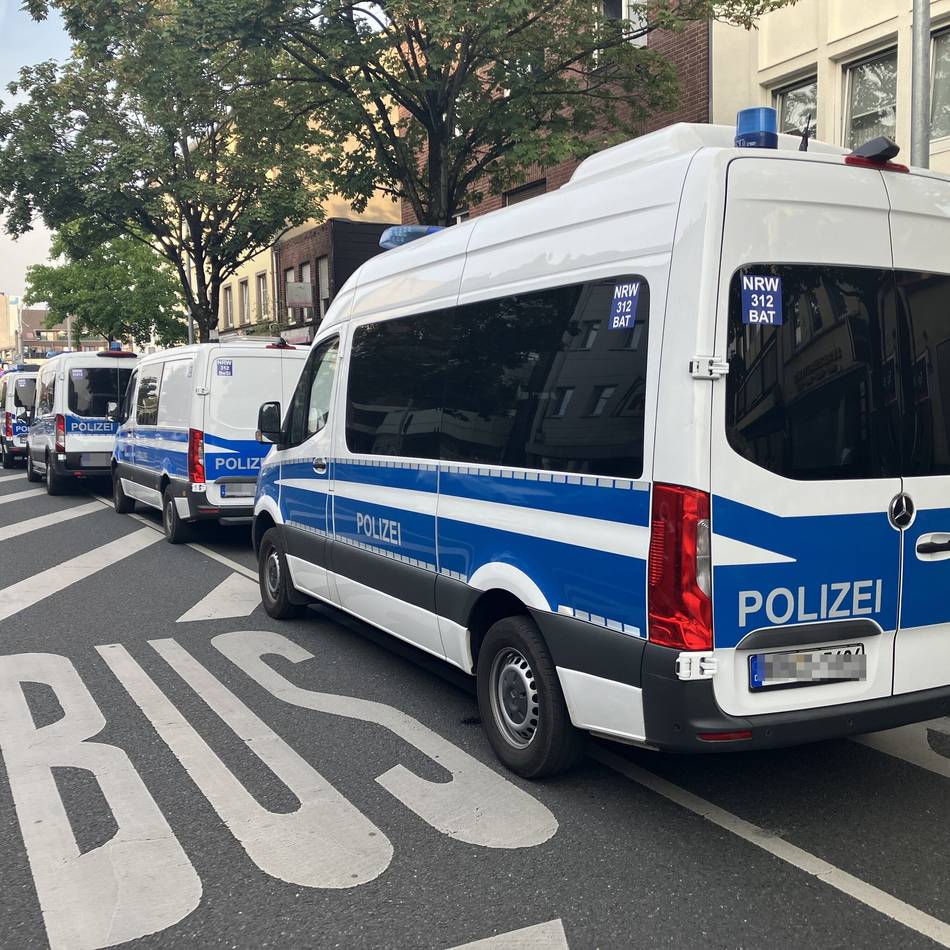 Mehrere Razzien in Mönchengladbach: „Aufmachen, Polizei!“ – beim Großeinsatz hautnah dabei