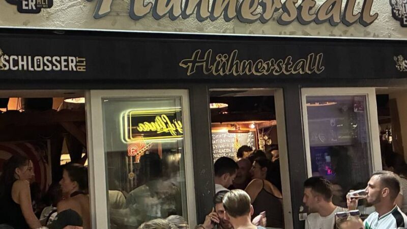 Hühnerstall und Dä Spiegel in Düsseldorf: Zwei Kultkneipen zelebrieren ihren Abschied – Stammgäste trauern und trinken