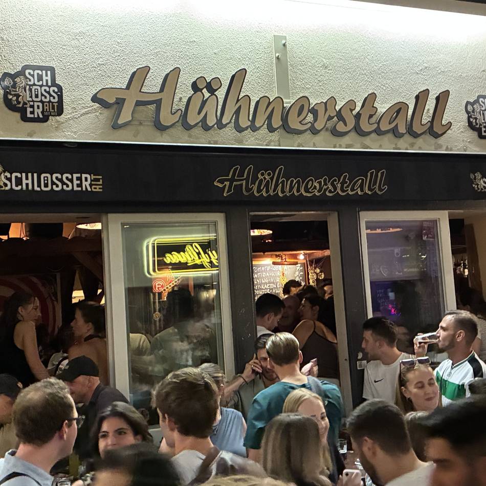 Hühnerstall und Dä Spiegel in Düsseldorf: Zwei Kultkneipen zelebrieren ihren Abschied – Stammgäste trauern und trinken