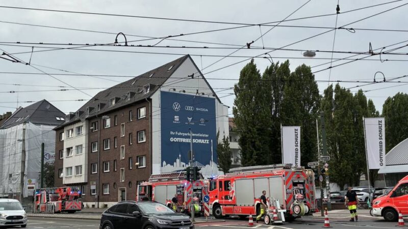 Bewohner rettet sich ins Freie: Feuerwehr im Großeinsatz – Brand in Oberbilker Dachgeschosswohnung