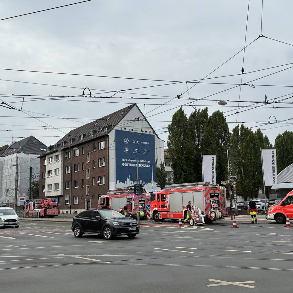 Bewohner rettet sich ins Freie: Feuerwehr im Großeinsatz – Brand in Oberbilker Dachgeschosswohnung