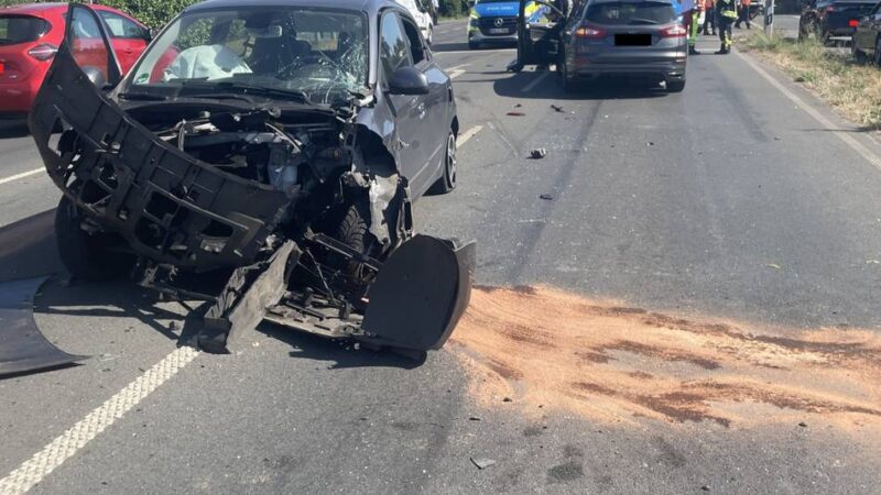 Unfall in Dinslaken: Autos stoßen frontal zusammen – drei Verletzte