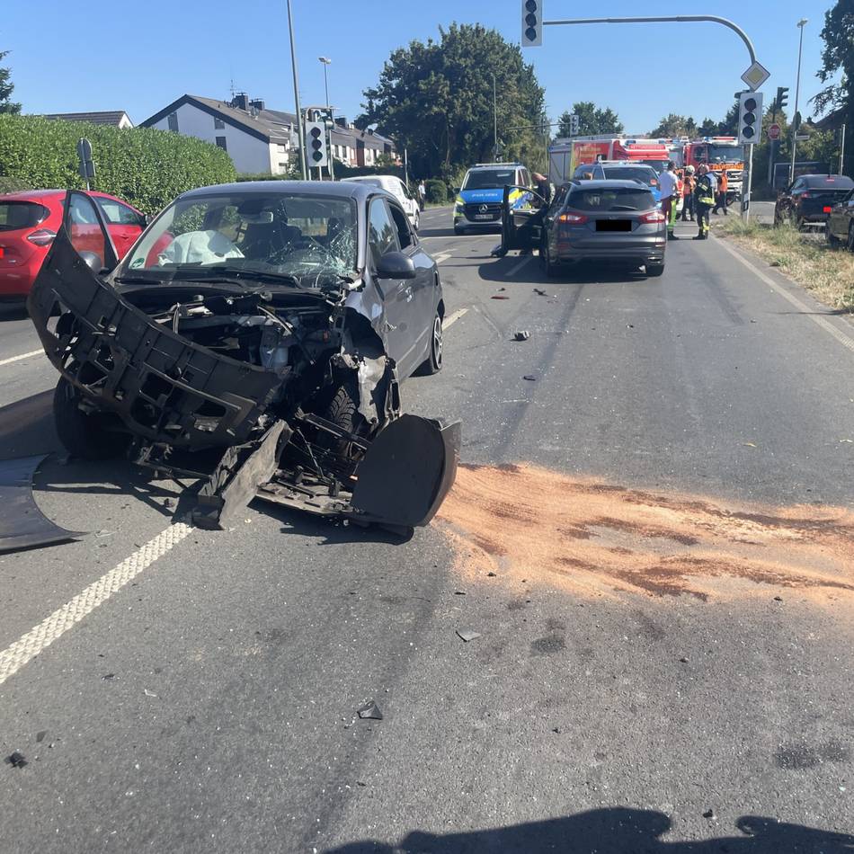 Unfall in Dinslaken: Autos stoßen frontal zusammen – drei Verletzte