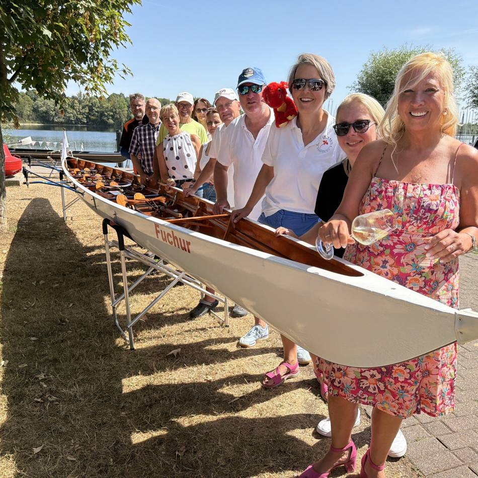 Schiffstaufe und Geburtstagsfeier: Ruderverein Xanten bringt Fuchur auf die Xantener Seen