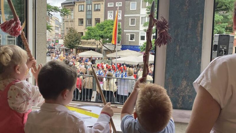 Neusser Schützenfest: Bäckerei wird zum heiß begehrten Logenplatz mit Frühstück