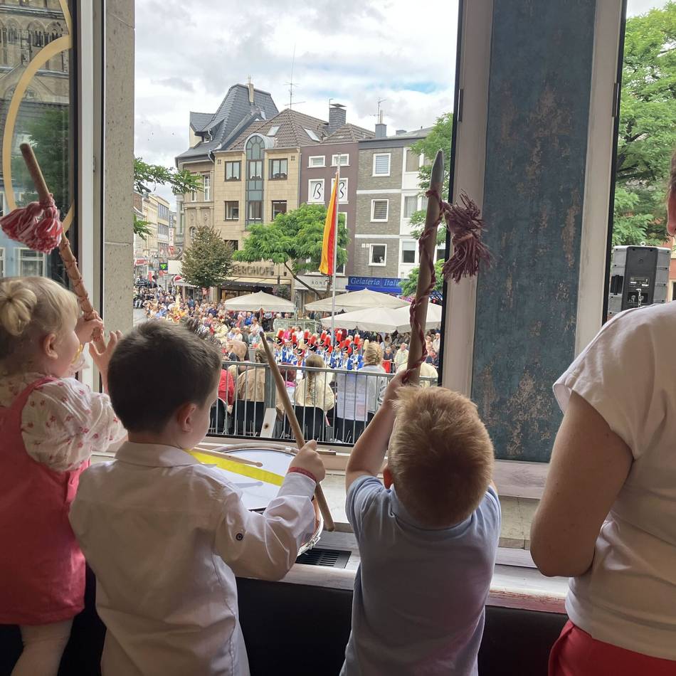 Neusser Schützenfest: Bäckerei wird zum heiß begehrten Logenplatz mit Frühstück