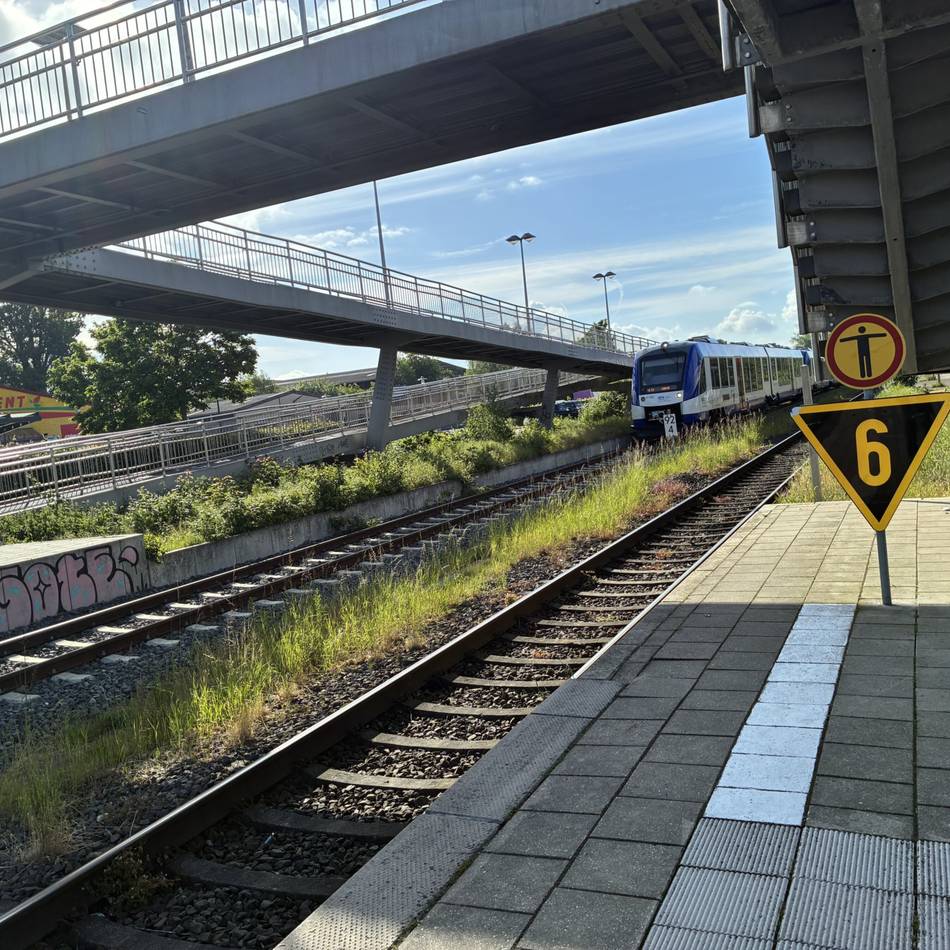Störungen beim Niersexpress: Mann auf den Gleisen am Bahnhof Kevelaer – Zugverkehr eingestellt