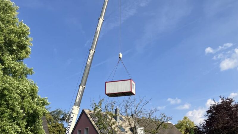 Schulerweiterung in Grevenbroich: Hier liefert ein Kran neue Klassenzimmer aus der Luft