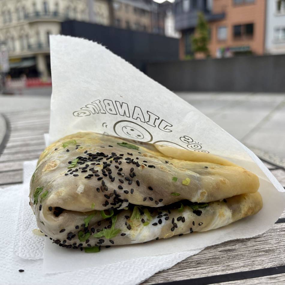 Neueröffnung Two Eggs JianBing: In China Alltag, in Düsseldorf Neuheit – so schmecken chinesische Jianbing