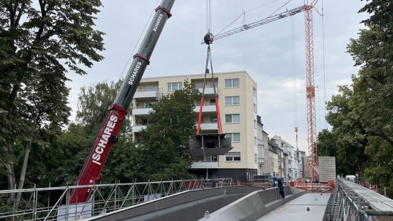 Nahe der Gladbacher Innenstadt: Gigantische Bauteile für die Brücke der Bettrather Straße verbaut
