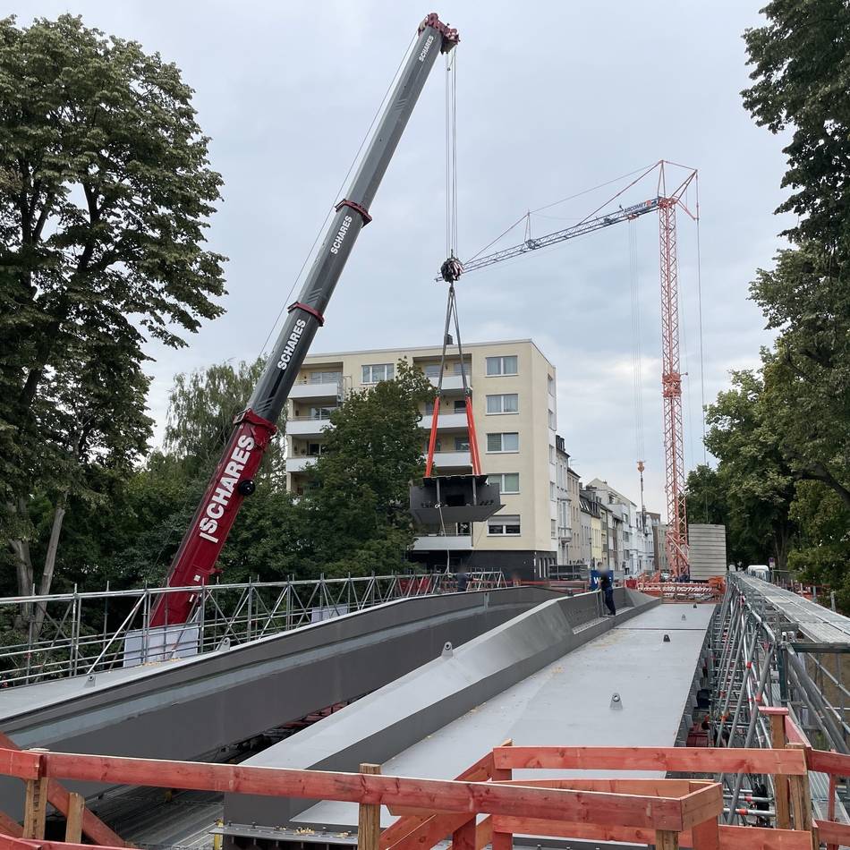 Nahe der Gladbacher Innenstadt: Gigantische Bauteile für die Brücke der Bettrather Straße verbaut