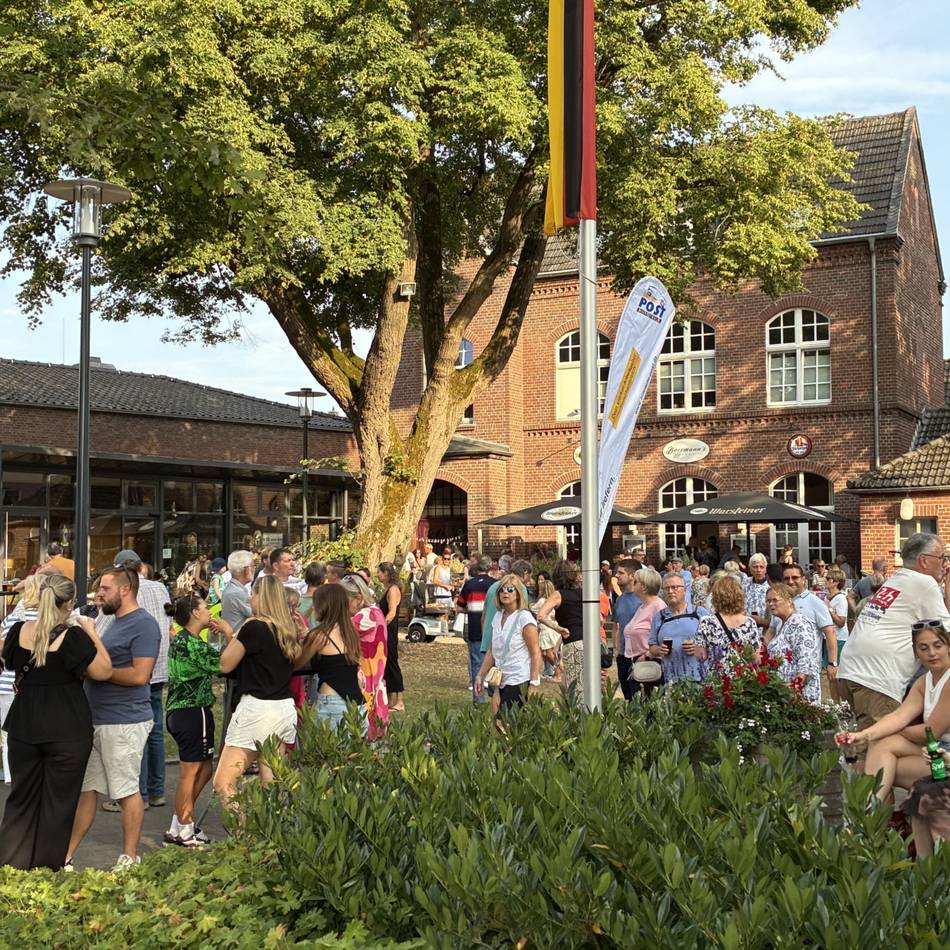 Feierabendmarkt in Korschenbroich: Streetfood auf dem Kirmesplatz bei „Glehn köstlich“