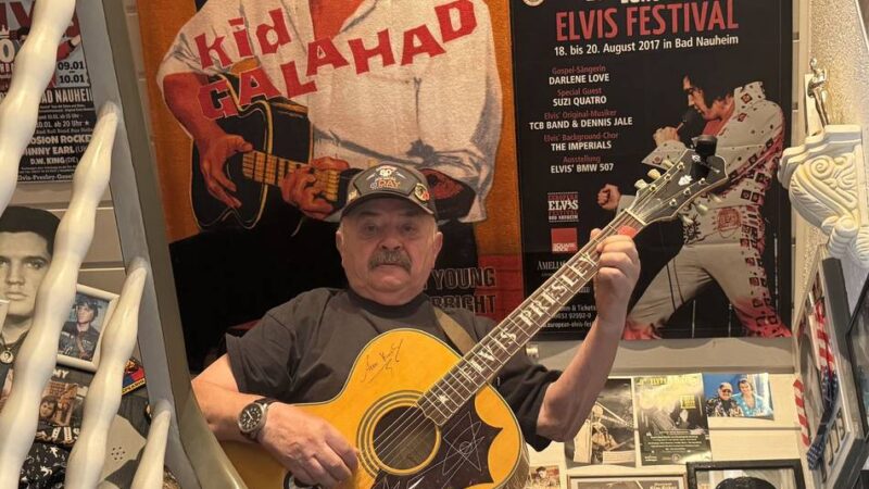 Von Autogramm bis Original-Gitarre: Elvis-Fan sammelt seit 50 Jahren – in Dormagen lebt der King weiter