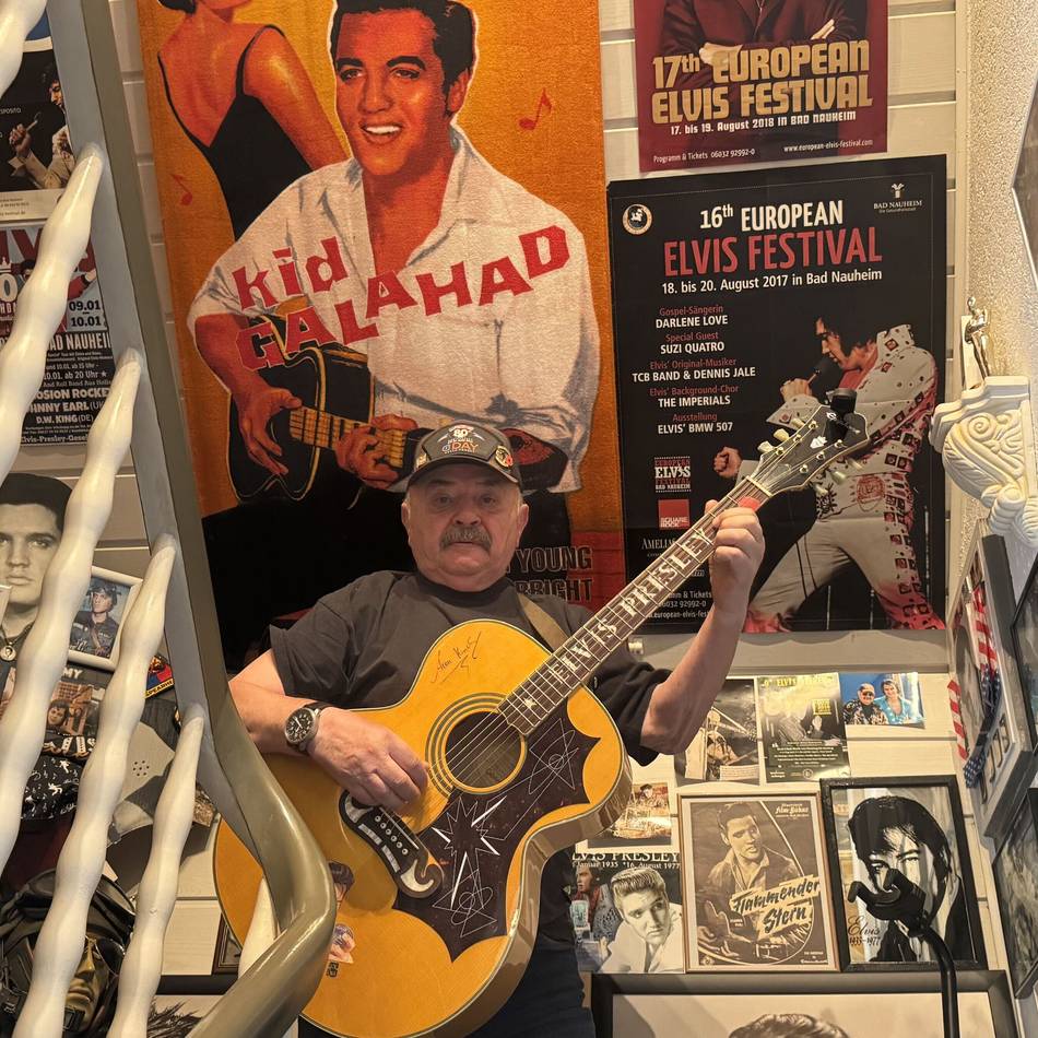 Von Autogramm bis Original-Gitarre: Elvis-Fan sammelt seit 50 Jahren – in Dormagen lebt der King weiter
